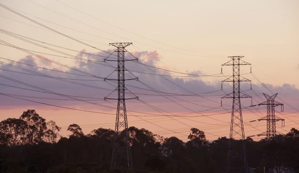 Zbliżenie wysokiego napięcia energii elektrycznej wieża — Zdjęcie stockowe