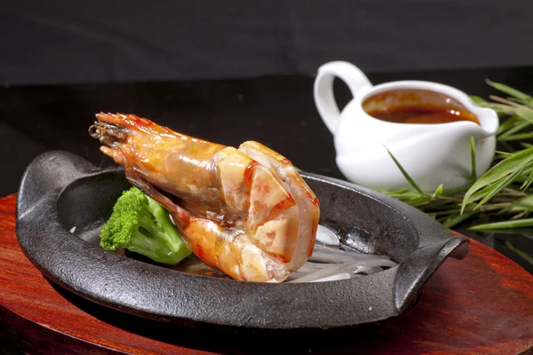 Iron tray of grilled shrimp — Stock Photo, Image