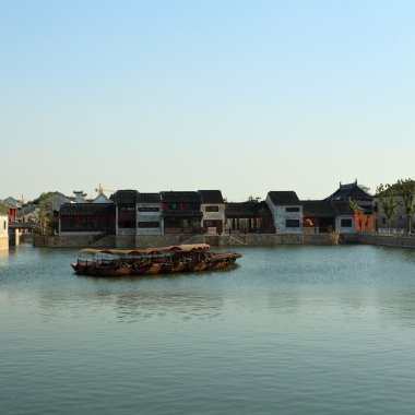 Nehirdeki teknenin manzarası