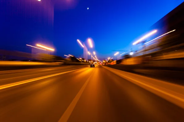 Por la noche, el coche que conduce en la carretera —  Fotos de Stock