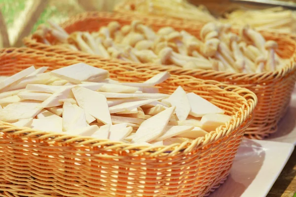 Em cesta de bambu de cogumelos — Fotografia de Stock