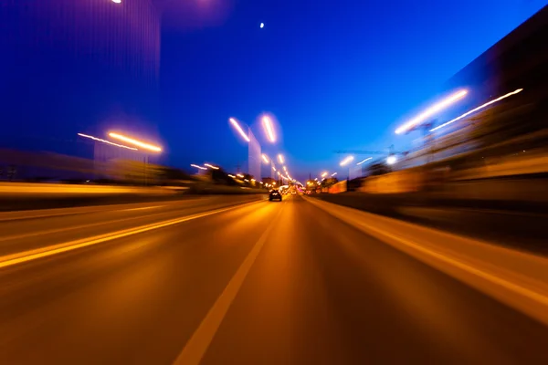 På kvällen, bilen kör på motorvägen Stockfoto