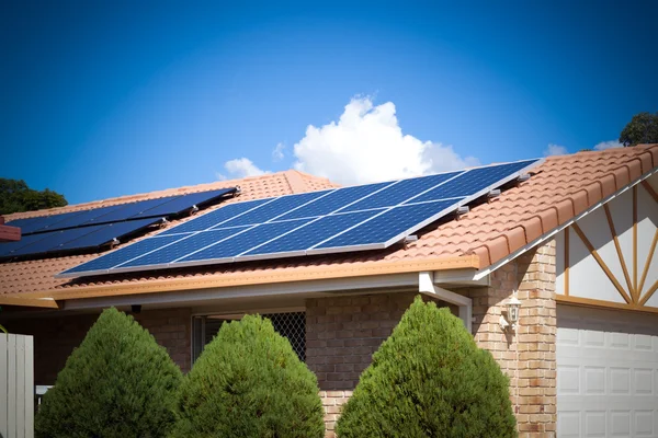 Painéis solares no telhado, Austrália — Fotografia de Stock