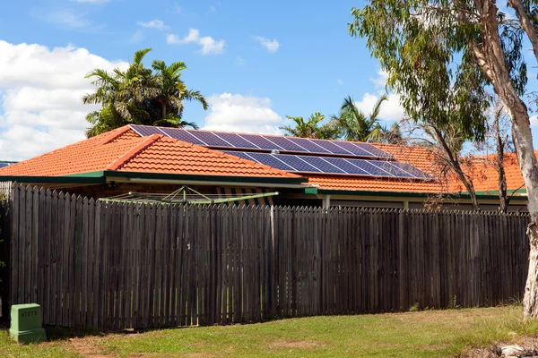 Солнечные панели на крыше, Австралия — стоковое фото