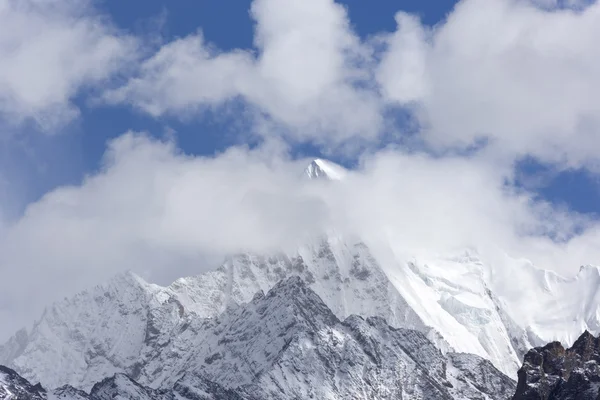 Montanhas cobertas de neve — Fotografia de Stock