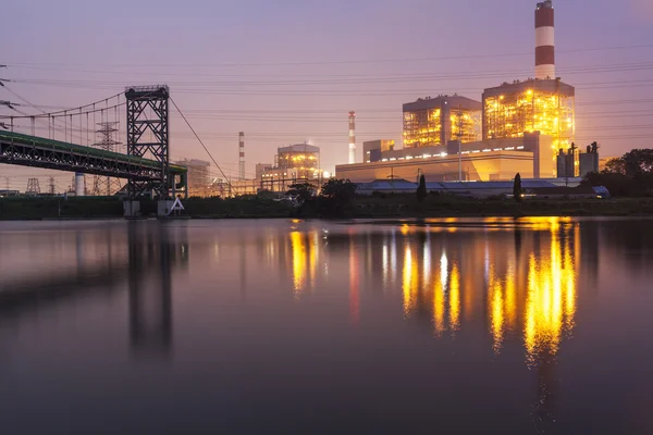 La centrale elettrica di notte — Foto Stock