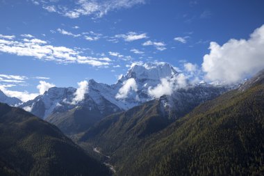 Muhteşem karla kaplı dağlar
