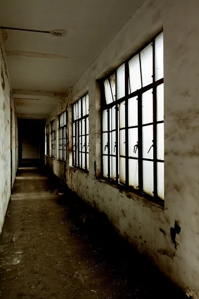 Kırık ve kirli koridor