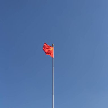 Pekin, Çin 'deki Tiananmen Meydanı' nda ulusal bayrak