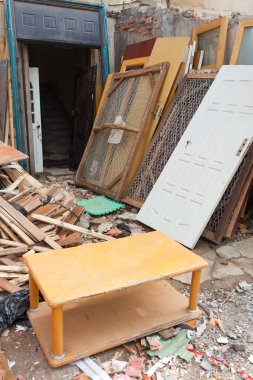 Atılmış mobilyalar