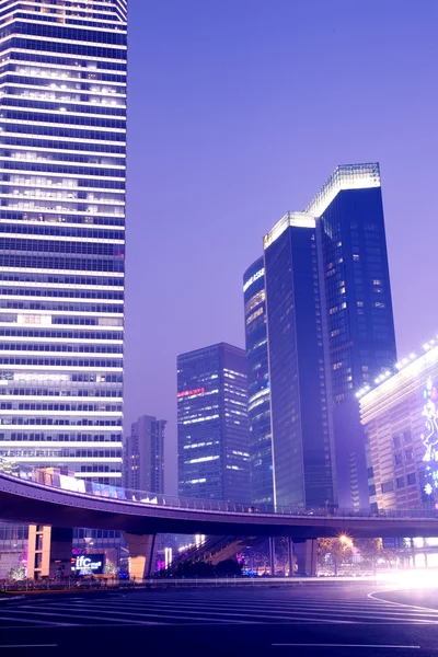 Los senderos de luz en el fondo del edificio moderno en Shangai — Foto de Stock