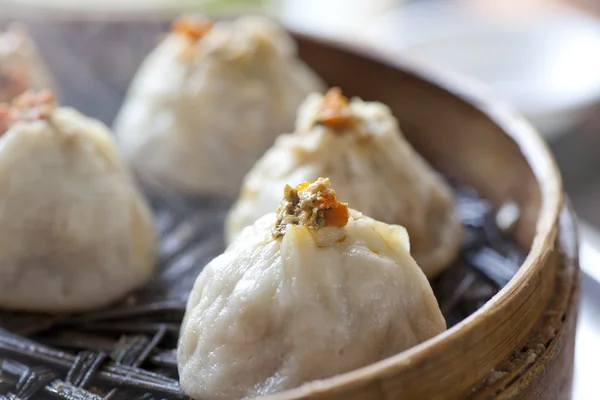 Chinees eten, gestoomde broodje in bamboe steamer — Stockfoto