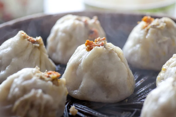 Chinesisches Essen, gedünstetes Brötchen im Bambusdämpfer — Stockfoto