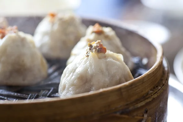 Chinesisches Essen, gedünstetes Brötchen im Bambusdämpfer — Stockfoto