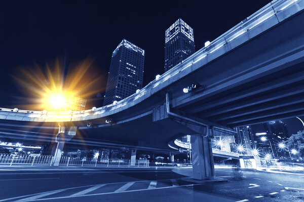 Современный транспорт, ночной путепровод
