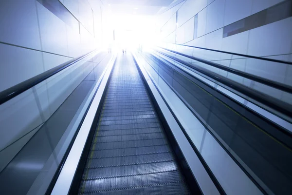 Rolltreppen im Business Center — Stockfoto