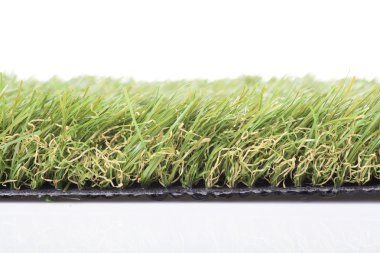Beyaz bir arka plan üzerinde plastik çim