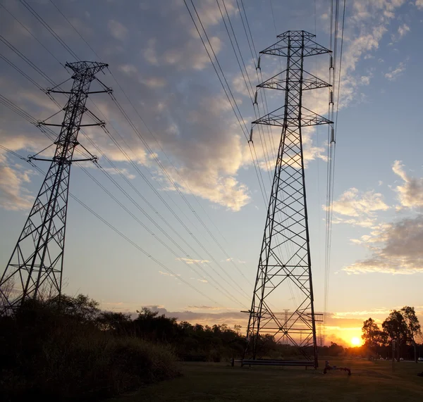 Elektricitet tower i solnedgången — Stockfoto