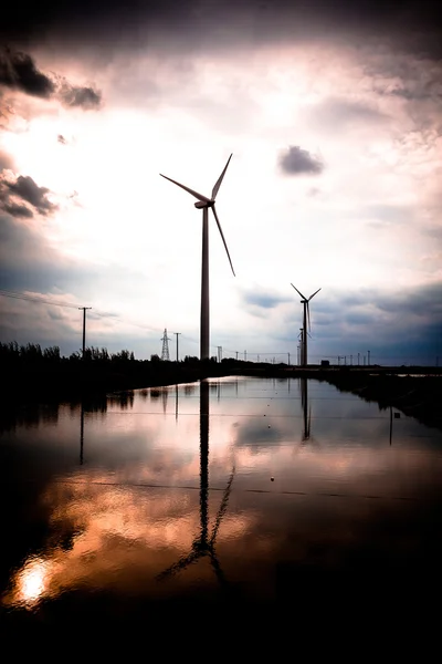 Windenergieerzeugung am Strand — Stockfoto