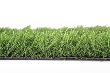 Beyaz bir arka plan üzerinde plastik çim