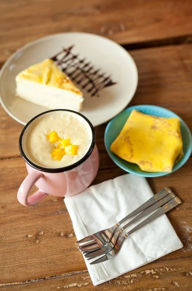 Frullati di mango e snack — Foto Stock