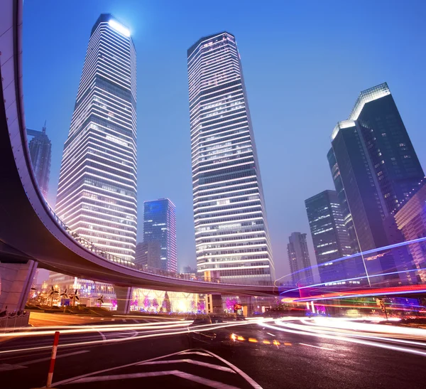 Šanghaj pudong noci, auto světlé stezky — Stock fotografie