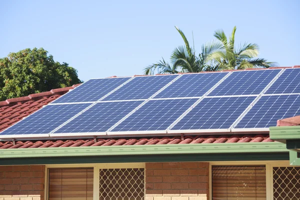 Zonnepanelen op het dak — Stockfoto