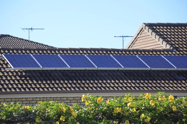 Zonnepanelen op het dak — Stockfoto