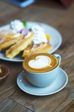 Kahve ve tatlı yakın çekim