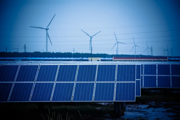 Energia verde - painéis solares e turbinas eólicas . — Fotografia de Stock