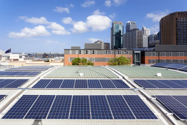 Painéis solares no telhado — Fotografia de Stock