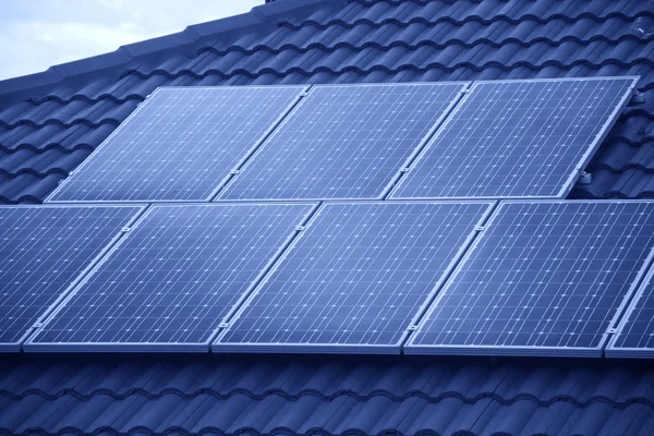 Fotovoltaïsche dakpanelen — Stockfoto