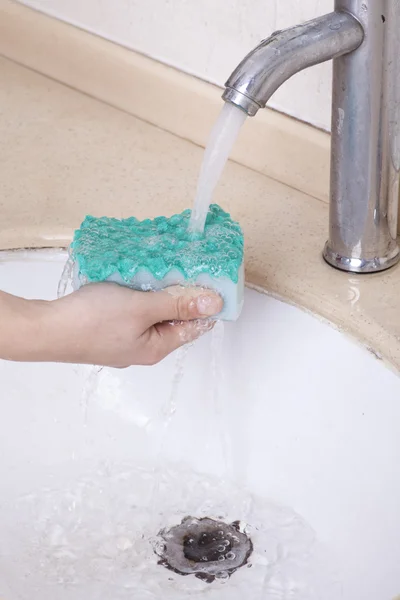 Strony z gąbka myje umywalka — Zdjęcie stockowe