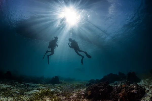 Escape de mergulho subaquático — Fotografia de Stock