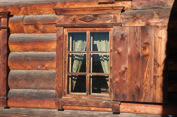 Окно деревянного дома в деревне — стоковое фото