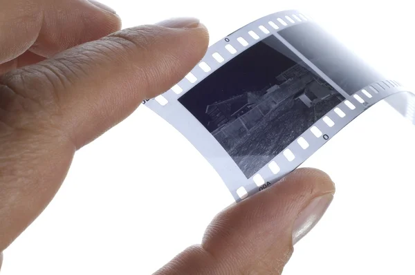 Černá a bílá fotografického filmu v ruce — Stock fotografie