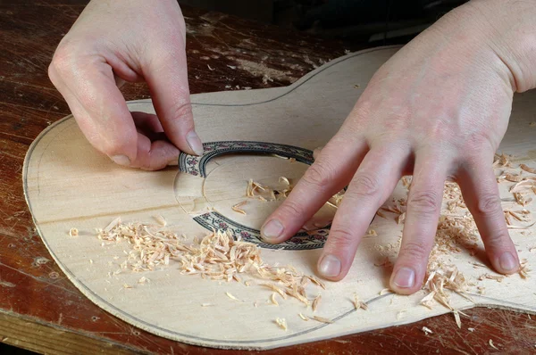 Luthier yükleme rozet klasik gitar yapar