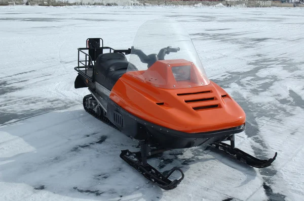 Buz üzerinde turuncu kar arabası Telifsiz Stok Fotoğraflar