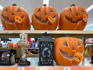 CVS mağazası koridorunda Cadılar Bayramı süslemeleri ve ürünleri