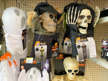 CVS mağazası koridorunda Cadılar Bayramı süslemeleri ve ürünleri