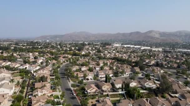 内陸部の町コロナの南カリフォルニアの住宅の空中ビュー — ストック動画