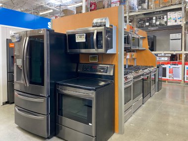 Perakende mağazasında ev aletleri seçimi. 