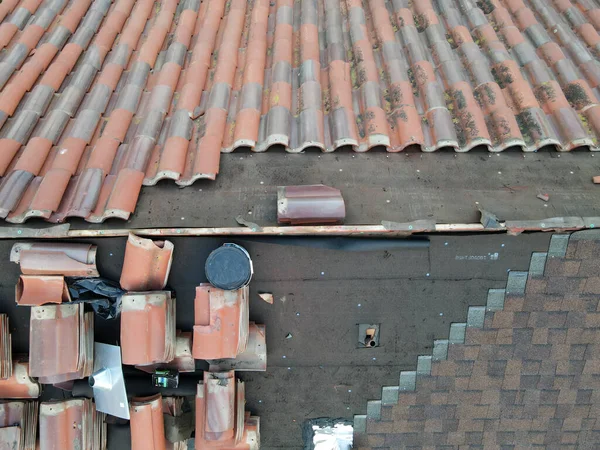 Vista aérea sobre trabalhos de reparação de telhados — Fotografia de Stock