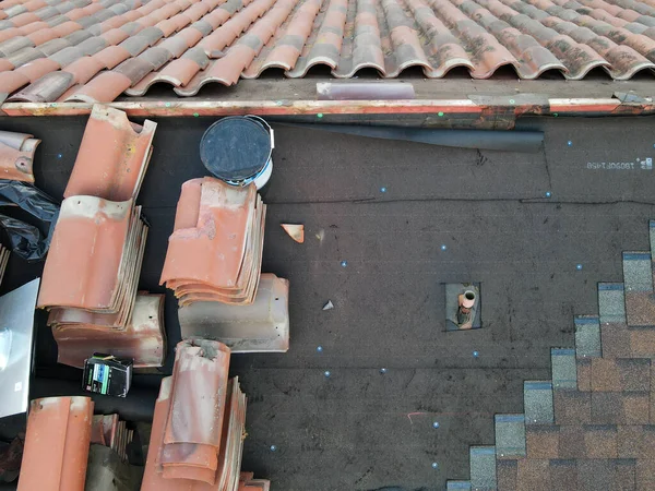Luftaufnahme über Reparaturarbeiten am Dach — Stockfoto