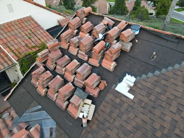 Widok z lotu ptaka na prace remontowe dachu — Zdjęcie stockowe