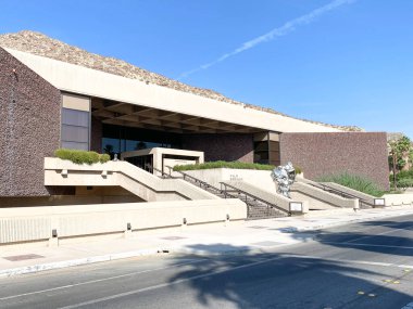 Müze Yolu 'ndaki Palm Springs Sanat Müzesi' nin dışı.