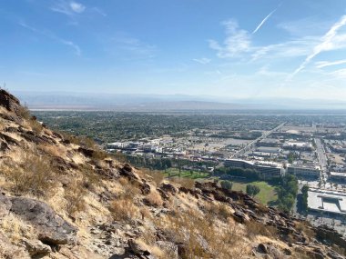 Palms Springs Dağın tepesinden görünüyor