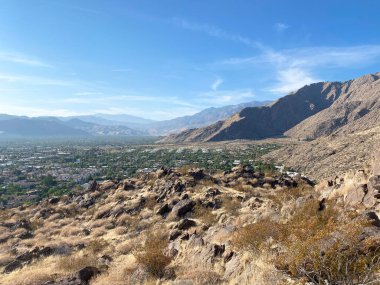 Palms Springs Dağın tepesinden görünüyor