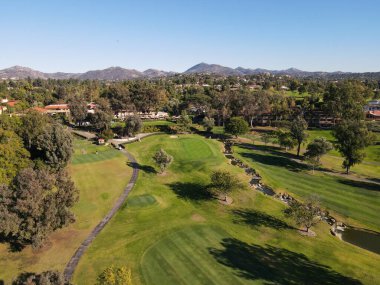Sonbahar sezonu boyunca lüks yerleşim bölgelerinde golfün havadan görünüşü