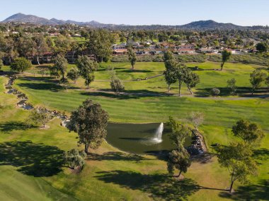 Sonbahar sezonu boyunca lüks yerleşim bölgelerinde golfün havadan görünüşü
